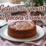 gateau yaourt flocon d'avoine sur assiette avec fruits rouges