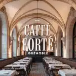 Intérieur du Caffè Forté Grenoble avec architecture XVIIe siècle