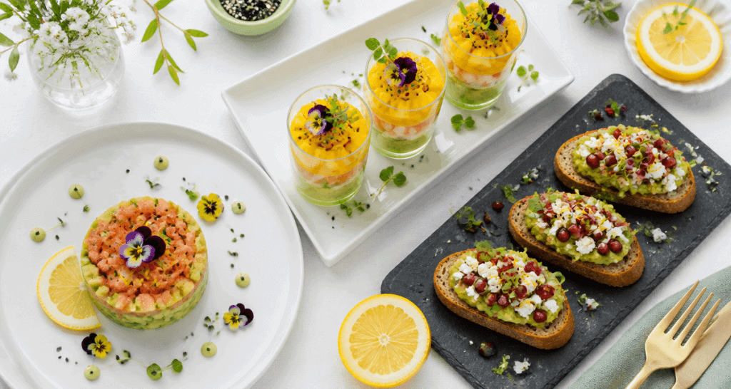Avocat en entrée, trois recettes élégantes présentées sur table