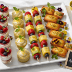 Plateau dessert apéro dinatoire avec verrines, financiers et fruits
