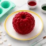 Gâteau trompe l'oeil framboise géante sur assiette blanche