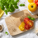 la tomate est fruit ou legume tranches sur planche avec ingrédients