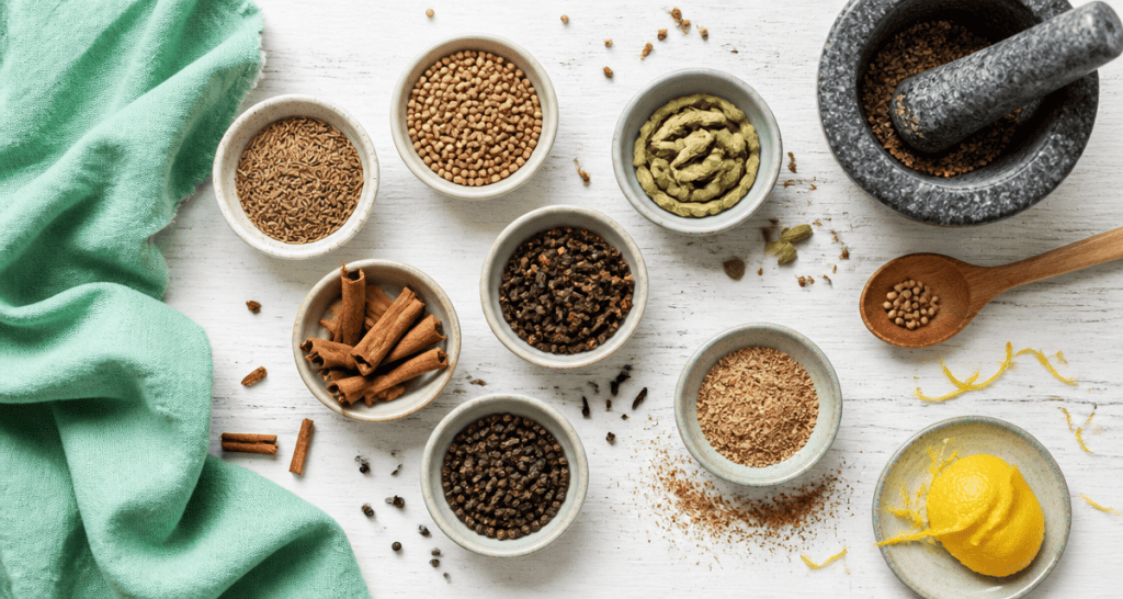épices entières masala sur plan de travail