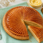 recette pour la galette des rois galette maison dorée sur table