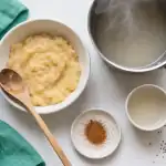 Banane bouillie bienfaits : bol de banane bouillie, cannelle et graines de chia