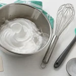 Comment monter des blancs en neige sans batteur : blancs mousseux au fouet manuel