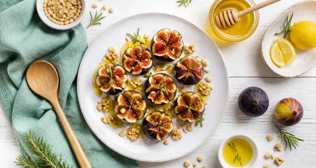 dessert au figues fraiches rôti miel et pignons