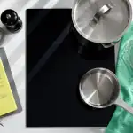 Prix plaque induction sur plan de travail moderne avec ustensiles