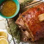 Marinade pour cochon à la broche : miel, herbes et badigeonnage anti-croûte noire