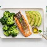 Recette keto : saumon rôti, avocat et brocoli
