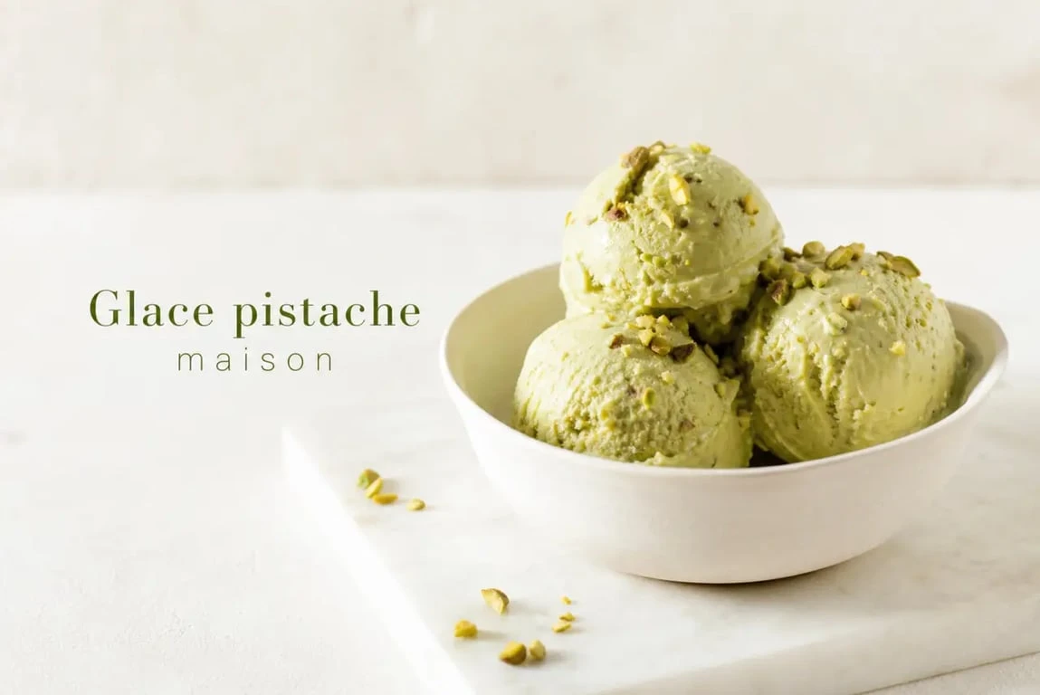 Glace pistache maison onctueuse servie en coupe, avec éclats de pistache
