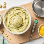 Glace pistache maison au tourbillon vert pâle, éclats de pistache, thermo 85°C
