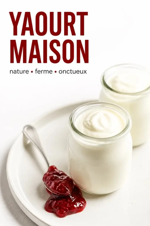 Yaourt recette maison servi dans de petits pots en verre, texture onctueuse